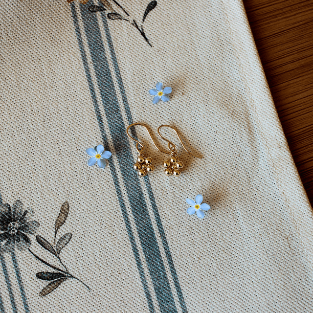 Boucles d’oreilles en gold filled – Les petites fleurs bleues 