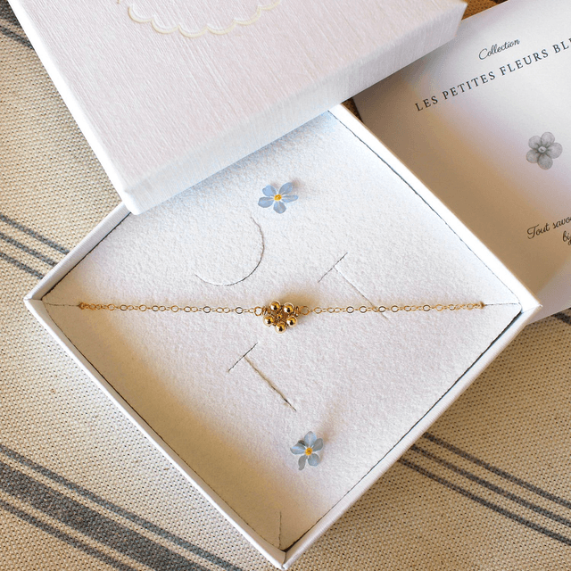 Bracelet en gold filled – Les petites fleurs bleues 