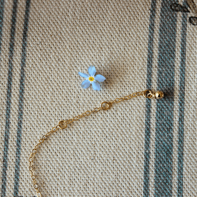Bracelet en gold filled – Les petites fleurs bleues 