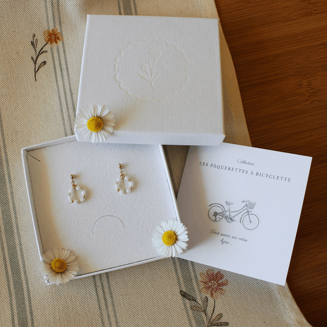 Boucles d’oreilles en gold filled – Les pâquerettes à bicyclette