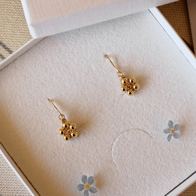 Boucles d’oreilles en gold filled – Les petites fleurs bleues 