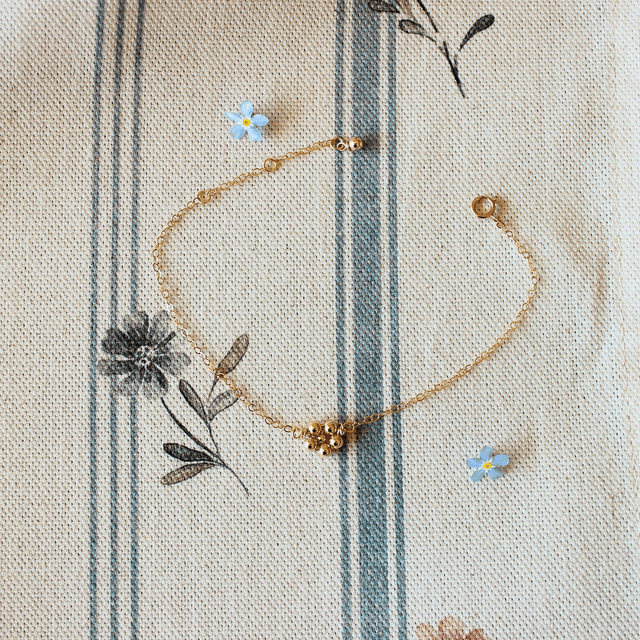 Bracelet en gold filled – Les petites fleurs bleues 