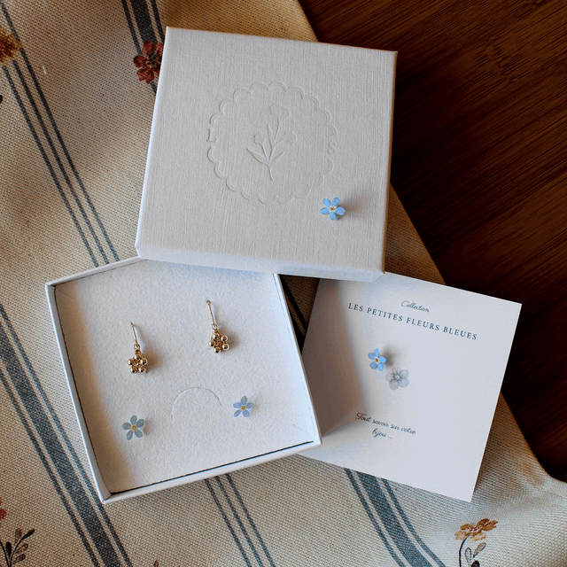 Boucles d’oreilles en gold filled – Les petites fleurs bleues 