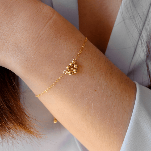 Bracelet en gold filled – Les petites fleurs bleues 