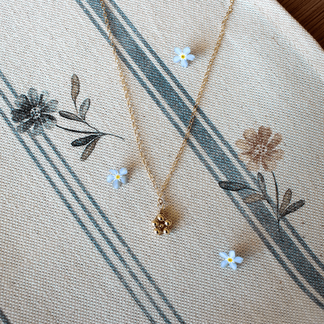 Collier en gold filled – Les petites fleurs bleues 