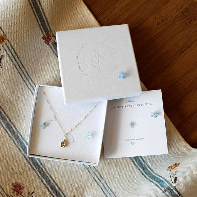 Collier en gold filled – Les petites fleurs bleues 