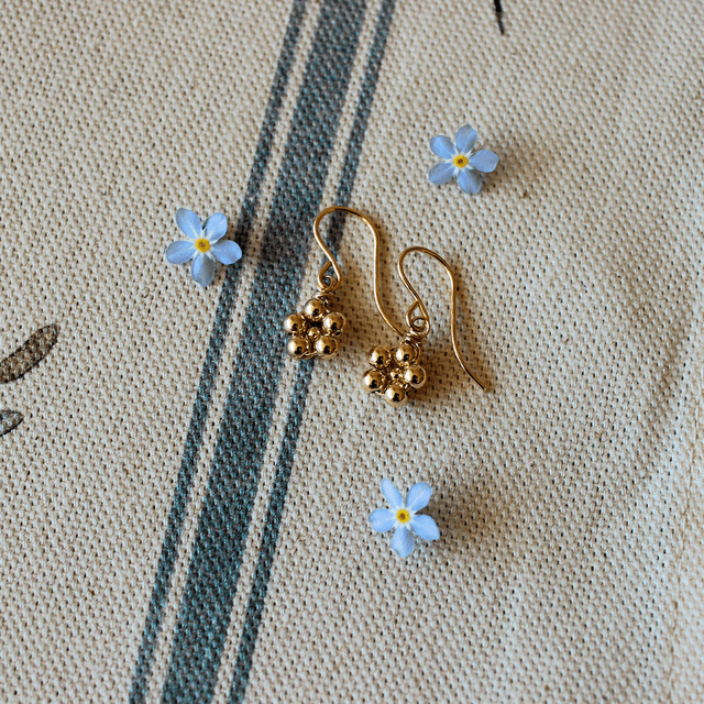 Boucles d’oreilles en gold filled – Les petites fleurs bleues 