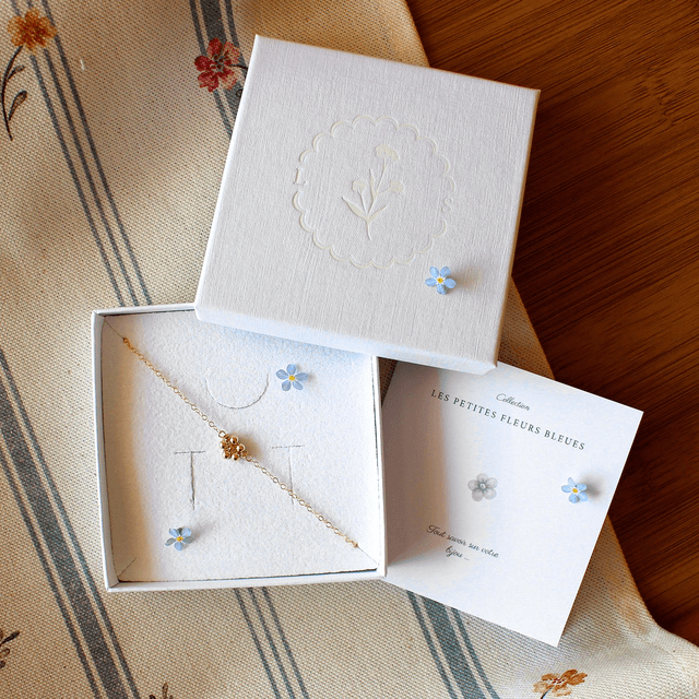 Bracelet en gold filled – Les petites fleurs bleues 